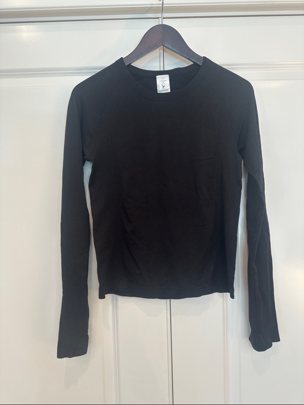NWOT Old Navy fluid seamless go dry, black, long sleeve size medium